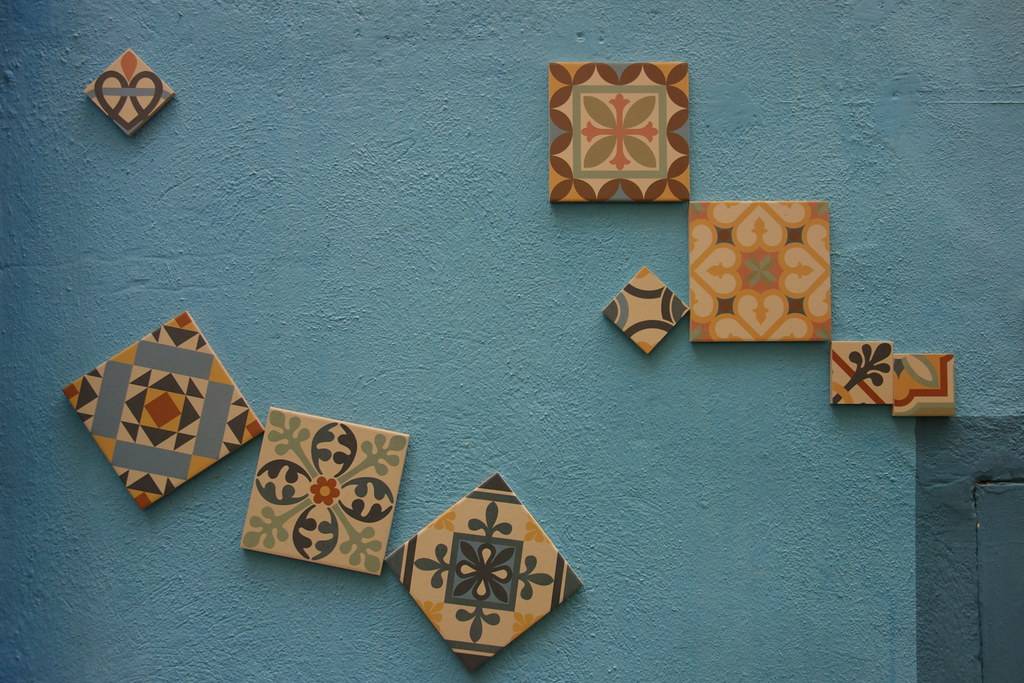 Barrio Jesus. Parete azzurra decorata con piastrelle di ceramica. Pared azul decorada con azulejos de cerámica. Blue wall decorated with ceramic tiles (Frammenti di Valencia/Valencia's fragments).